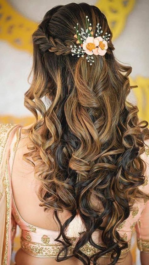 Open Hairstyles Bridal Indian Wedding, Indian Hairstyles For Long Hair Wedding, Long Hairstyles For Engagement, Open Hair Hairstyles For Bride, Hairstyles In Open Hair For Wedding, Open Hairstyles For Brides, New Hair Styles 2022 For Wedding, Sangeet Hair Styles For Bride, Open Messy Hairstyle