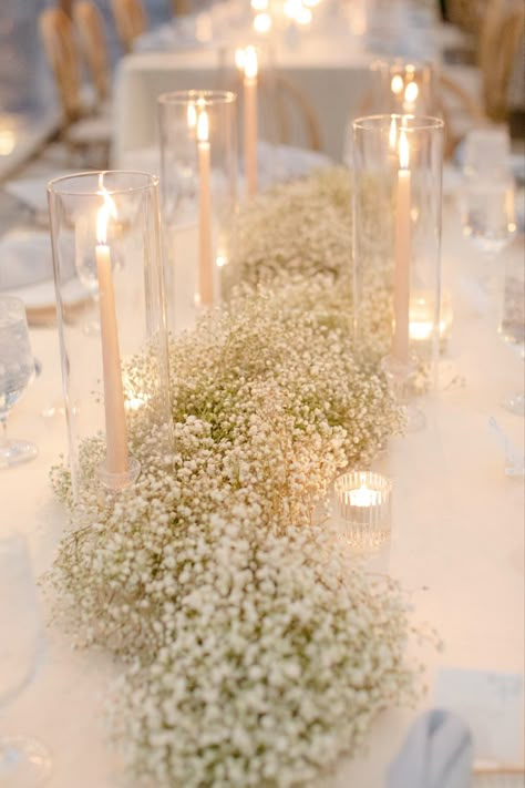 Candles Wedding Table, Wedding Table Runner, Fest Temaer, Candles Wedding, Tafel Decor, Baby S Breath, Future Wedding Plans, Ceremony Arch, Wedding Table Decor