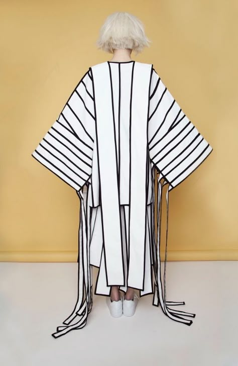 Avant-garde 1960’s Mumu love the piped pleating the drama of the black on white Sculptural Fashion, Couture Mode, Looks Chic, Inspiration Mode, Mode Vintage, Mode Inspiration, Fashion Details, Costume Design, Festival Outfits