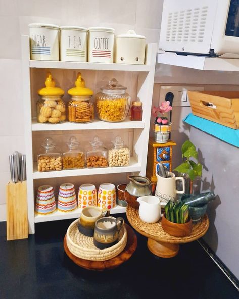 Kitchen Corner Counter Decor, Indian Kitchen Decor Ideas, Small Kitchen Counter, Kitchen Decor Collections, Penthouse Living, Kitchen Countertop Organization, Kitchen Countertop Decor, Kitchen Counter Top, Kitchen Counter Organization