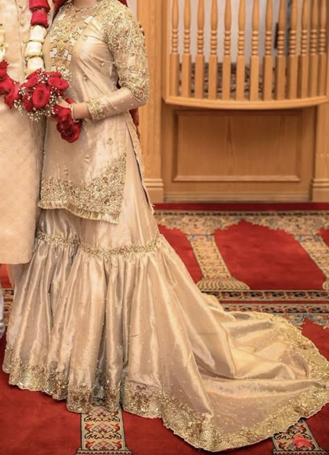 Bridal Grara Design, Kamkhaab Gharara, Bhopali Dresses, Nikkah Garara, Farshi Gharara Pakistani, Nikkah Gharara, Mehndi Bridal Outfit, Bridal Garara, Nikah Dress Pakistani