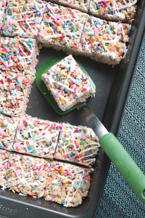 Yummy Rice Krispie Treats, Rice Krispie Treats Gourmet, Unicorn Rice Krispie Treats, Bridal Shower Rice Krispie Treats, Unicorn Rice Crispy Treats, Rice Krispie Treats Cake, Rice Krispie Cake, Krispy Treats Recipe, Rice Krispie Treats Recipe