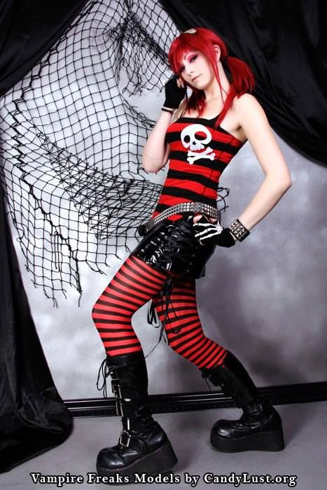 Scene Outfit Inspiration, Red Emo Outfits 2000s, Scene Punk Outfits, Red Scene Outfits, Punk Rock Girl Outfits, Goth Punk Outfits, Scene Girl Outfits, Stile Punk Rock, Emo Jeans