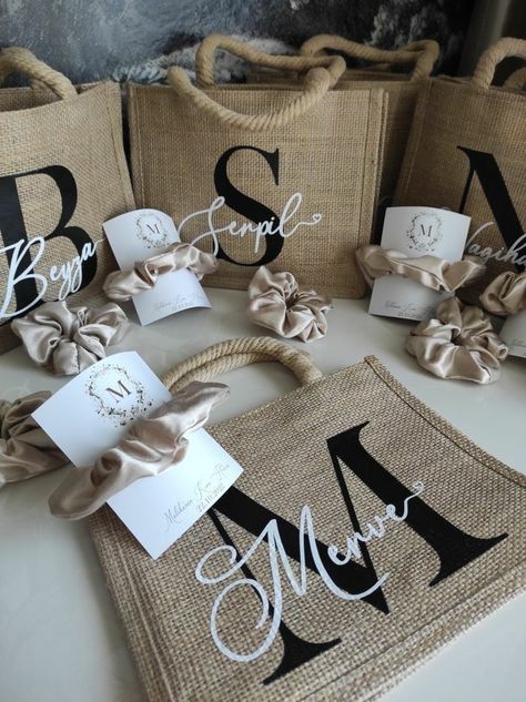 Jute Bags Design, Sac Tote Bag, Idee Cricut, Cricut Wedding, Bridesmaid Favors, Bridesmaid Gift Bags, Gift Boxes For Women, Burlap Bags, Personalised Gift Boxes