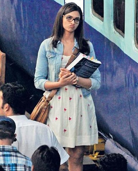 Naina Deepika Padukone, Deepika Padukone Characters, Deepika Padukone Iconic Looks, Deepika Movie Outfits, Deepika Padukone Movie Characters, Deepika Padukone Iconic Movie Looks, Bollywood Movies Looks To Recreate, Bollywood Outfits Movie, Iconic Outfits From Movies Bollywood