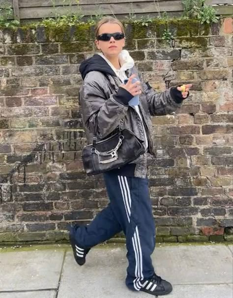 Adidas Pants Outfit Winter, Adidas Track Pants Outfit Woman, Adibreak Pants Outfit, Nike Track Pants Outfits, Adidas Track Pants Outfit, Fits Of The Week, Adidas Pants Outfit, Model Off Duty Aesthetic, Clothes For College