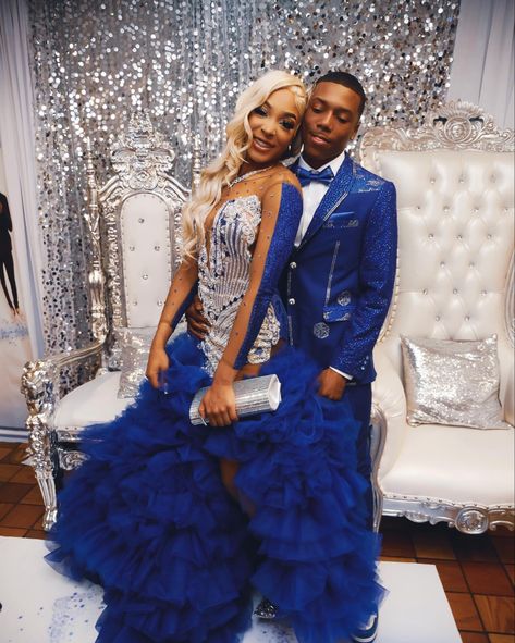 Cute Prom Outfits, Cute Prom Ideas, Prom Outfits Couples, Prom Ideas Black Couples, Royal Blue Prom Couple, Prom Colors For Couples, Black Couple Prom, Prom Color Ideas, Hood Prom