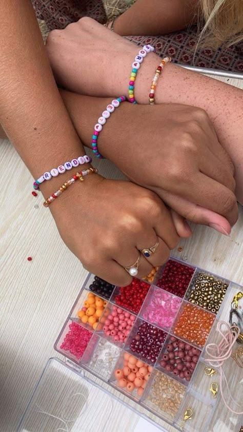 Besties Bracelet Diy, Matching Bracelets Friend Group, Bead Bracelets For Friends, Trio Bracelets Aesthetic, Friends Making Bracelets Aesthetic, Making Bracelets With Friends Aesthetic, Bff Bracelets Aesthetic, Friendship Bracelets Making Aesthetic, Friendship Matching Bracelets