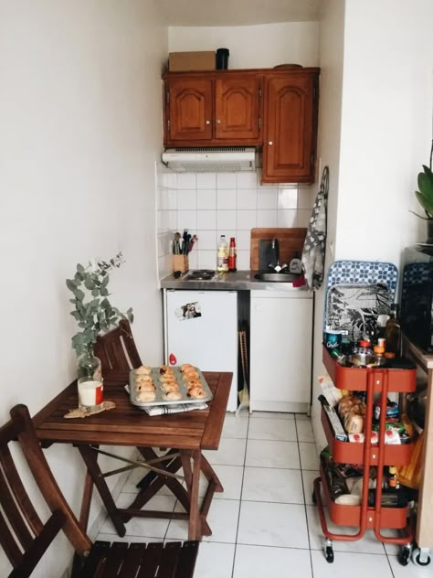 Apartment Tiny Kitchen, French Tiny Apartment, Dorm Room Kitchenette Ideas, Small Kitchen Ideas Modern Simple Apartment, Tiny French Apartment, Ikea Tiny Kitchen, Cute Tiny Apartment, Small Kitchen Studio, Small French Apartment