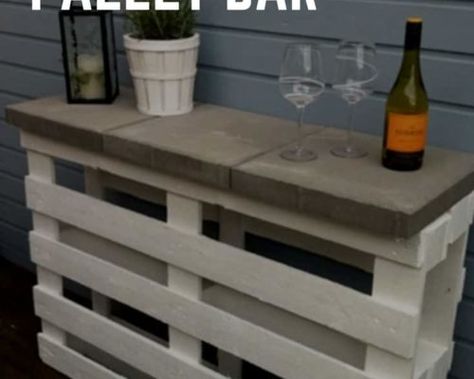 Download Our Pdf Pallet Tutorials • 1001 Pallets Palet Bar, Old Pallet Ideas, Pallet Herb Garden, Bar En Plein Air, Diy Fence Ideas, Fence Decorating Ideas, Diy Esstisch, Outdoor Deck Decorating, Painted Pallet