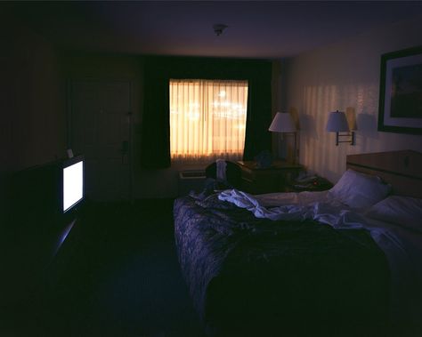 Motel Room Aesthetic, Room Aesthetic Dark, Red Valley, Spn Dr, Stolen Heir, Messy Bedroom, Motel Room, Dark Bedroom, The Darkest Minds