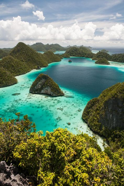 8 Incredibly Beautiful Places in Papua New Guinea|Pinterest: @theculturetrip Voyage Bali, Raja Ampat, Oceania Travel, Beautiful Places On Earth, Small Corner, New Guinea, Luxor, Papua New Guinea, Vacation Destinations