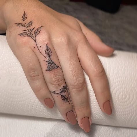 Flowers On Fingers Tattoo, Womens First Tattoo Ideas, Dainty Hand Tattoos For Women Floral, Acotar Hand Tattoo, Nature Hand Tattoo, Creative Hand Tattoos, Starter Tattoos Ideas, Large Tattoos For Women, Vine Finger Tattoos