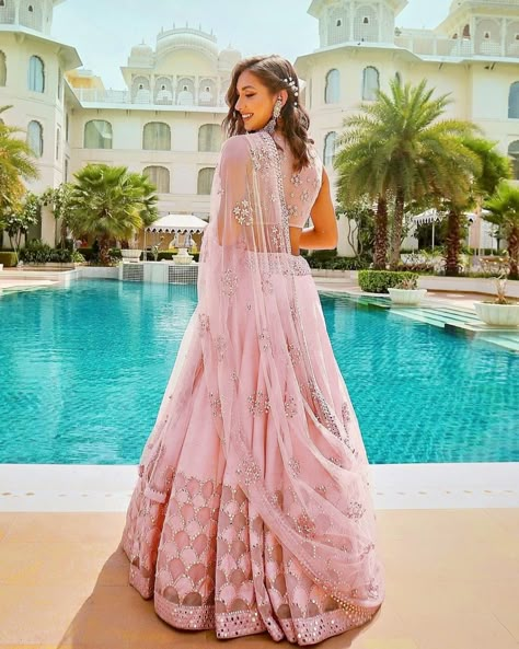 Poses In Lehenga, Lehnga Photoshoot, Lehnga Photoshoot Poses, Lehenga Poses, Traditional Poses, Pose Mode, Orang India, Mirror Work Lehenga, Indian Wedding Poses