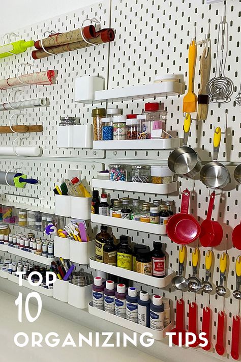 Here you can find my top functional and efficient tips for organising your baking supplies. Bakery Pegboard, Bakery Bathroom Ideas, Cake Room Ideas Decor, Small Baking Kitchen Design, Kitchen Ideas For Bakers, Cake Decorator Organization, Organized Baking Supplies, Small Space Baking Area, Baking Area Organization