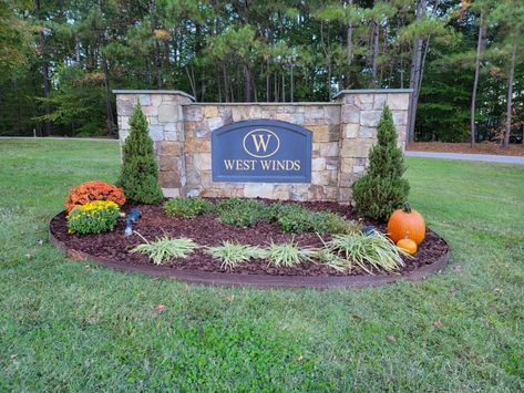 Subdivision Entrance Landscaping Ideas, Neighborhood Signs Entrance Landscaping, Neighborhood Entrance Landscaping, Landscape Entryway, Mailbox Landscape, Subdivision Sign, Landscaping Entrance, Subdivision Entrance, Front Entrance Ideas