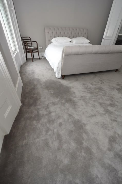 Room Inspo Carpet, Bedrooms With Grey Carpet, Grey Carpet Room, Room Carpet Ideas Bedrooms, Room Ideas With Carpet, Light Grey Carpet Bedroom, Aesthetic Carpet Bedroom, Fluffy Grey Carpet, Carpet Room Ideas Bedrooms