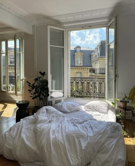 White Academia, Light Acadamia, Parisian Flat, Academia Room, Light Academia Aesthetic, Romantic Academia, Future Apartment, Academia Aesthetic, Light Academia