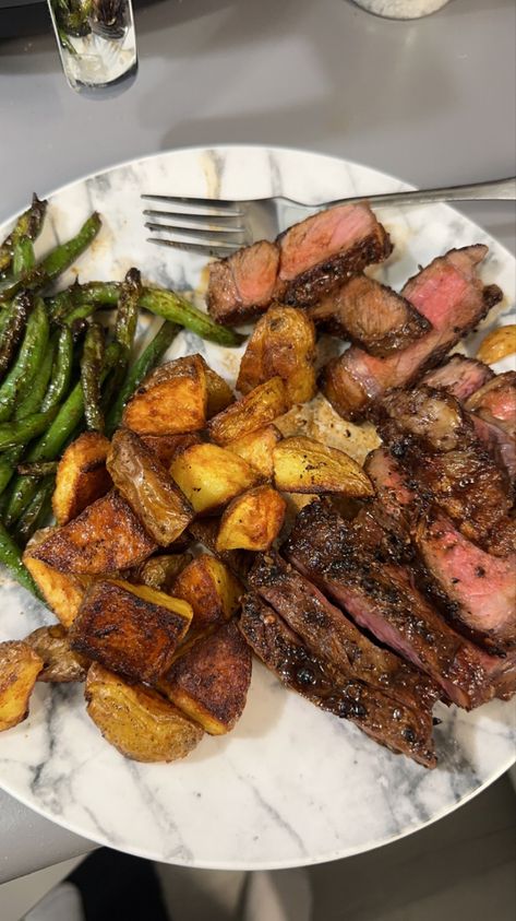 Strip steak roasted potatoes and sautéed green beans for dinner Steak Green Beans Potatoes, Steak Dinner With Potatoes, Steak Potatoes And Green Beans, Good Steak Recipes Dinners, Steak Dinner Plate, Clean Eating Steak Recipes, Healthy Eating Steak, Steak And Potatoes Aesthetic, Healthy Dinners Aesthetic