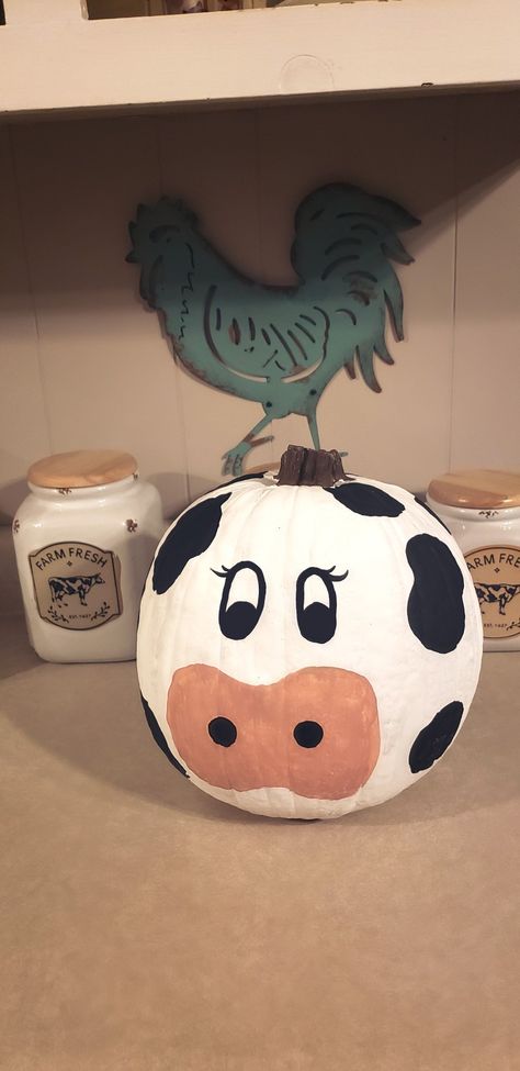 Cow pumpkin Cute Painted Pumpkin Ideas, Cow Pumpkin, Disney Pumpkin Painting, Pumpkin Painting Party, Halloween Pumpkin Crafts, Creative Pumpkin Painting, Creative Pumpkin Decorating, Cute Pumpkin Carving, Pumpkin Decorating Contest