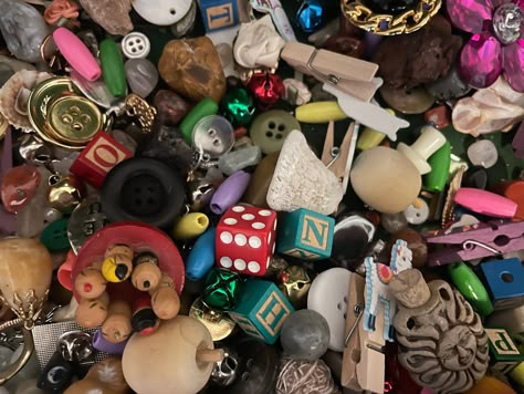 Crow Shiny Things, Box Of Trinkets, Found Treasure, Crow Treasure, Odd Trinkets, Crow Trinkets, Kleptomaniac Aesthetic, Crow Confetti, Trinket Aesthetic