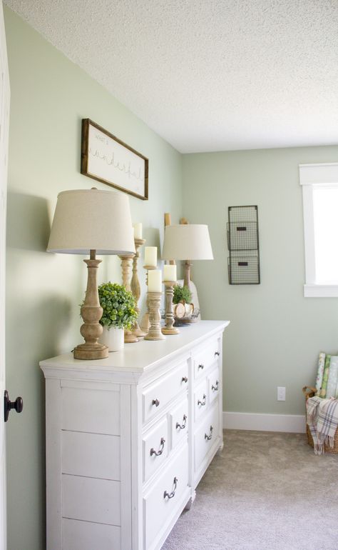 Light Green Rooms, Green Bedroom Colors, Green Bedroom Paint, Green Room Colors, Light Green Bedrooms, Green And White Bedroom, Green Bedroom Walls, Light Green Walls, Green Painted Walls