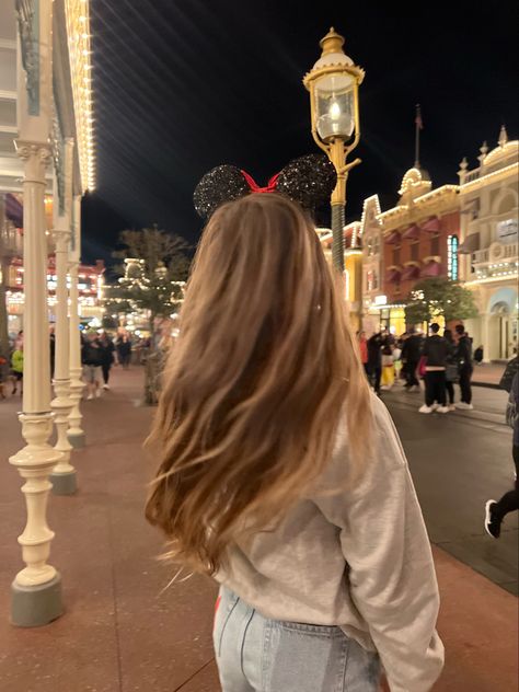 Pics To Take In Disney World, Cute Disneyland Pictures Ideas, Modern Disney Aesthetic, Travel Aesthetic Disney, Cute Disney Poses Photo Ideas, Disneyland Pictures Aesthetic, Disney Honeymoon Aesthetic, Disney World Vision Board, Disney Instagram Pictures Ideas