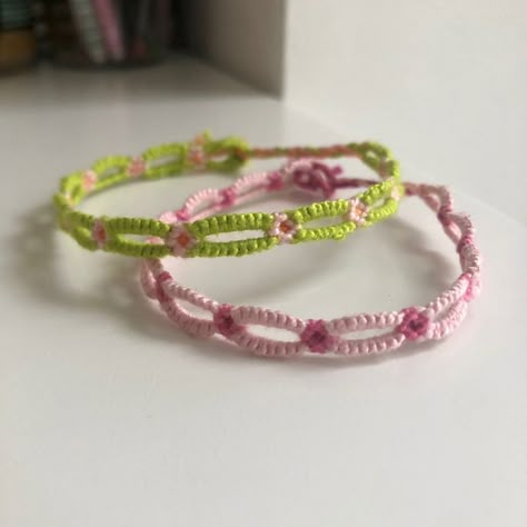 Woven Friendship Bracelets With Beads, Crochet Matching Bracelets, Pink Friendship Bracelet Aesthetic, Pink Thread Bracelet, Braided Bracelets Aesthetic, Thread Flower Bracelet, Pink Handmade Bracelet, Crochet Bracelet Aesthetic, Thread Bracelet Aesthetic