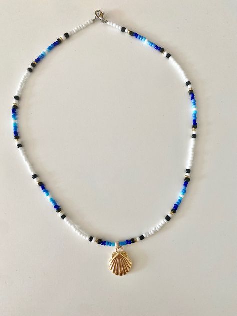 #beaded #beads #necklace #beadednecklace #trendy #beadedjewelry #jewelry #diy #ideas Summer Necklaces Beads, Obx Neclace Ideas, Beaded Jewelry With Shells, Seed Bead Necklace Patterns Beach, Blue Beaded Necklace Ideas, Summer Beads Jewelry, Summer Diy Necklaces, Beach Diy Jewelry, Sea Bead Necklace Ideas