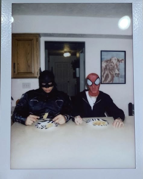 Spider Man And Batman, Spiderman And Batman, Batman And Spiderman, Halloween Tiktok, Spiderman Aesthetic, Spider Man Halloween, Batman Halloween, Spiderman Funny, Aesthetic Polaroid