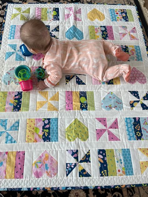 Shequilt Baby Quilt Patterns Easy Free Simple, Quadruplets Nursery, Quilts With Hearts, Baby Quilts Patterns Free, Summer Pinwheels, Fat Quarters Baby Quilt, Baby Quilts Patterns, Vintage Quilts 1930s