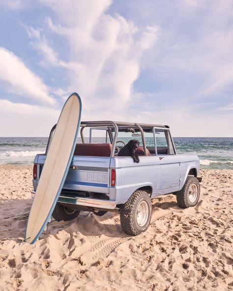 Dreaming of a coastal summer ☀️🦞 Enjoy 25% off all Nantucket prints today at graymalin.com #graymalin #nantucket #stepsbeach #brantpoint #ack #summer #labrador #fineart Beach Bronco, Nantucket Beach, Beach Cars, Gray Malin, Beach Side, Coastal Life, Iphone Backgrounds, Framing Photography, Fine Art Photography Print