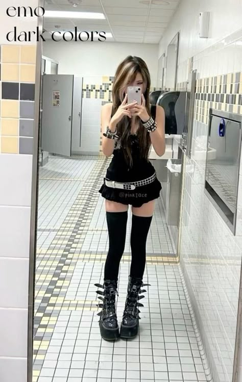 Pretty Goth Aesthetic, Goth Outfits Y2k, Pretty Outfits Y2k, Mall Emo Outfits, Alt Y2k Aesthetic, Emo Looks Outfits, Goth Cute Outfits, Y2k Mall Goth Outfits, Emo Cute Outfits