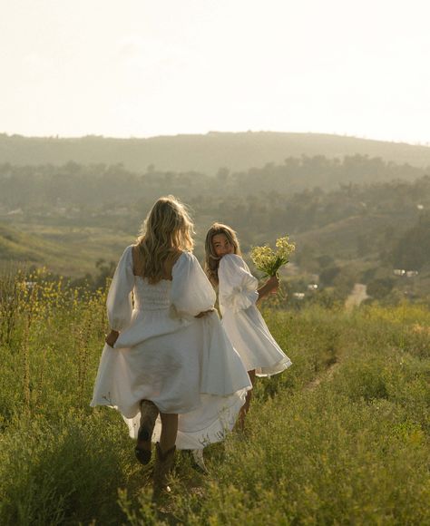 Redefining ‘hike’ to flower picking on the way to the coffee shop because sustenance is key & my dress wanted a day out 💐 #TheRoofersGranddaughter ⠀⠀⠀⠀⠀⠀⠀⠀⠀ ⠀⠀⠀⠀⠀⠀⠀⠀⠀ 📷: @estherscanon ⠀⠀⠀⠀⠀⠀⠀⠀⠀ ⠀⠀⠀⠀⠀⠀⠀⠀⠀ ⠀⠀⠀⠀⠀⠀⠀⠀⠀ ⠀⠀⠀⠀⠀⠀⠀⠀⠀ Sustainable fashion, white dresses, linen, cottagecore, bridal, eco-friendly, ethical fashion, vintage-inspired, wedding dress, timeless elegance, classic beauty, natural fabrics, handmade, slow fashion, conscious bride, romantic dress, elegant bridal, sustainable bride. White Linen Dress Aesthetic, Vintage Cottagecore Aesthetic, Sustainable Fashion Photography, Linen Cottagecore, Wedding Dress Timeless, Flower Picking, Dresses Linen, Flower Picks, Picking Flowers