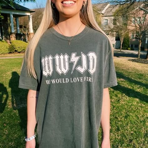 Wwjd Outfits, Cute T-shirts, Graphic T-shirts, Wwjd Shirt, Cute Christian Outfits, Christian Girl Aesthetic Outfit, Camp Clothes, Cute Tee Shirts, Vintage Rock Tees