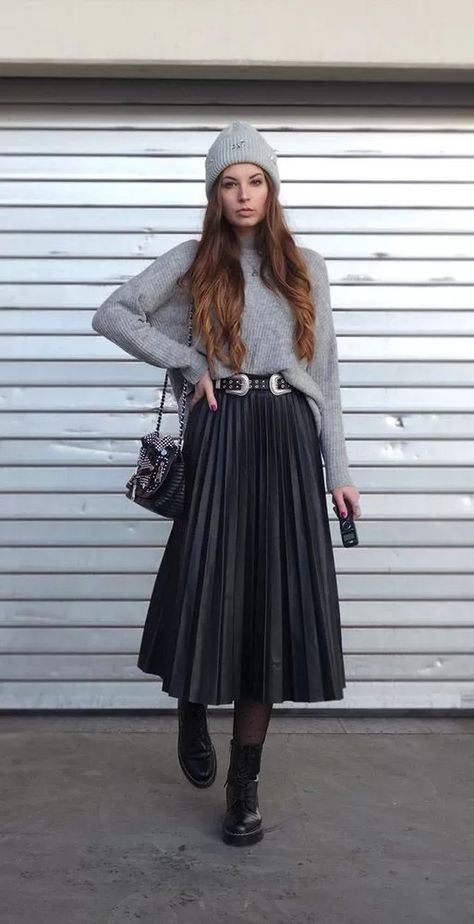 Midi Skirt Outfit Winter, Rok Outfit, Midi Skirt Outfit, Winter Skirt Outfit, Winter Fashion Outfits Casual, Maxi Skirt Outfits, Rock Outfit, Black Pleated Skirt, Mode Casual