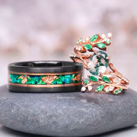 Celebrate your love with this exquisite His and Hers wedding band set, meticulously crafted to symbolize your unique bond. ►Her Ring: *This enchanting ring set features a stunning moss agate center stone, surrounded by delicate emerald leaf side stones, all beautifully set in luxurious 14K rose gold vermeil. The rich hues of the moss agate and the vibrant green of the emerald leaves create a harmonious blend of natural elegance and timeless beauty. *Her ring is 925 solid sterling silver with 14k rose gold gold finish. *Green Moss Agate is a gemstone known for its enchanting moss-like inclusions that resemble the natural patterns found in moss or foliage. These inclusions give each stone a unique and organic appearance, making it a perfect choice for a one-of-a-kind ring. The green color of Matching Engagement Rings His And Hers, Wedding Rings Sets His And Hers Unique, Green Wedding Band, Unique Wedding Band Sets, Unique Promise Rings, Couples Ring, Couples Ring Set, Cute Engagement Rings, Green Fire