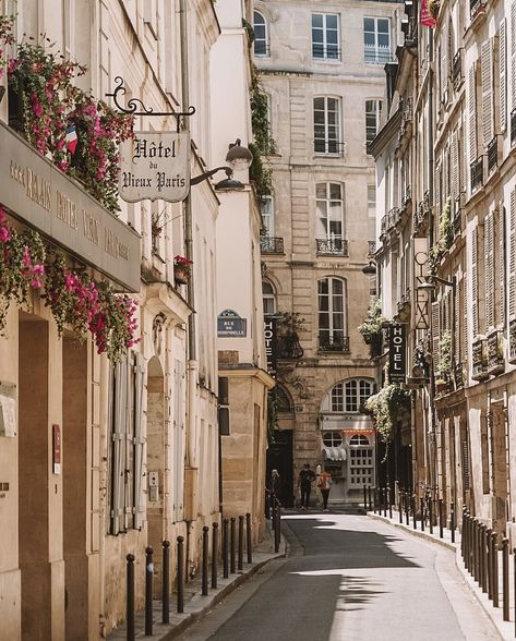 Hidden Gem in Paris' 6th District - Rue Gît-le-Cœur 6th Arrondissement Paris, Life In Paris Aesthetic, Paris Street Photography, Paris Streets Aesthetic, Paris Shopping Street, Monmatre Paris, Paris Moodboard, Paris Mood Board, Paris Loft