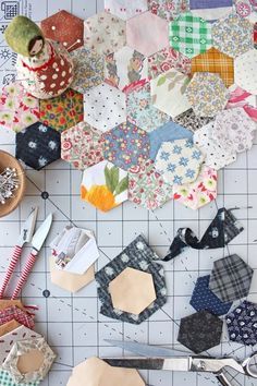 Hand Quilting Hexies, Hand Quilting Hexagon Quilt, Quilting English Paper Piecing, Hexagon Scrap Quilt, Hexagon Quilt Hand Sewn, Hexi Quilts English Paper Piecing, Hand Sew Hexagon Quilt, How To Make Hexagons For Quilting, Hexies Projects Ideas