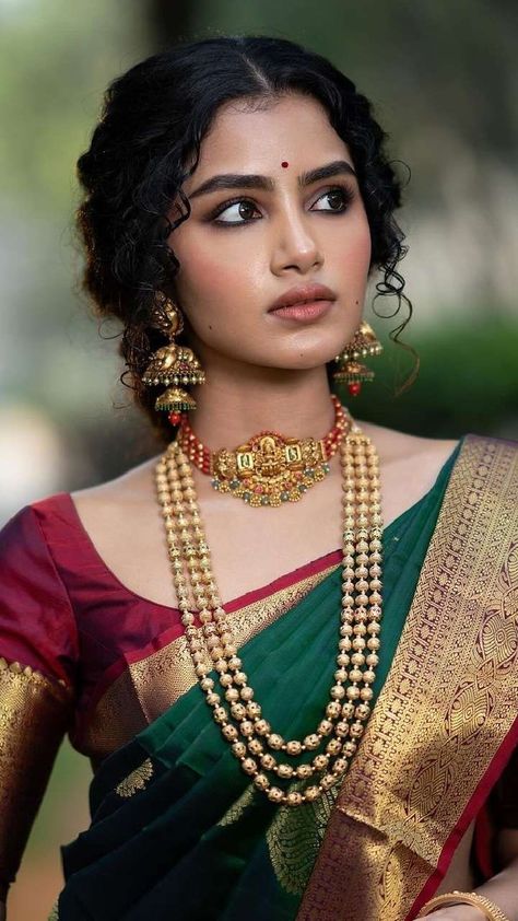 South Indian Bride Jewellery, South Indian Makeup, Indian Makeup Looks, South Indian Wedding Hairstyles, Indian Engagement, Indian Bride Makeup, Indian Wedding Gowns, Bridal Hairdo, Traditional Hairstyle