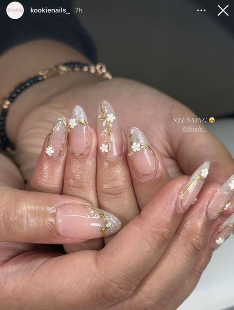 Simply Elegant Nails, Gold Flowers Nails, Garden Wedding Nails, Engagement Pictures Nails, Wedding Nails For Indian Bride, Enchanted Nails Design, Gold Nails With Flowers, Floral Wedding Nails For Bride, Cute Grad Nails