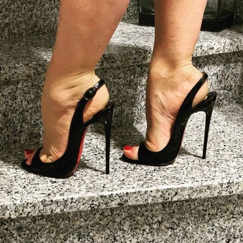 Office Shoes Women, Basic Heels, Beautiful High Heels, Hot Heels, Heels Stilettos, Beige Shoes, Fashion High Heels, High Heels Stilettos, Heel Pumps