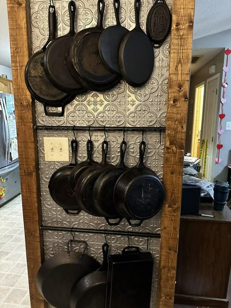 Cast Iron Rack Wall, Cast Iron Skillets On Wall, Cast Iron Cookware Storage, Display Cast Iron Skillets, Cast Iron Skillet Display Ideas, Storing Cast Iron Cookware, Cast Iron Wall Storage, Cast Iron Pan Wall Display, Cast Iron Hanging Ideas