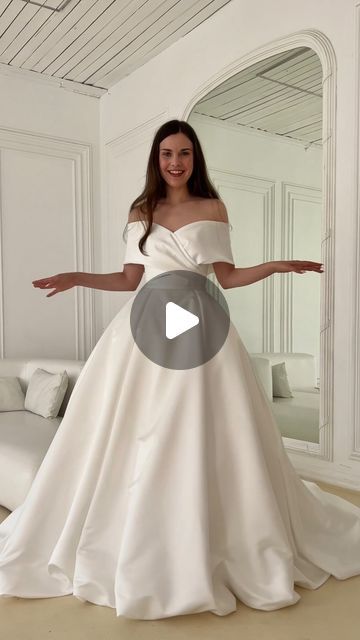 Olivia Bottega | Wedding Dresses on Instagram: "How many OPTIONS did you count?😍❤️ Write in the comments! 

Detachable skirt: Sophia

#weddingdresses #convertibleweddingdress #convertibleweddingoutfit #alineweddingdress #2in1weddingdress #oliviabottega" 2 In 1 Wedding Dress, Convertible Wedding Dresses, Olivia Bottega, Detachable Skirt, Aline Wedding Dress, Happily Ever After, Ever After, Wedding Outfit, How Many