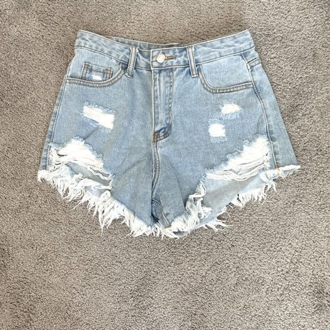 Cute Jeans Ripped, Cute Jeans Shorts, Cute Shorts For Summer, Cute Ripped Jeans Outfit, Trendy Ripped Jeans, Denim Ripped Shorts, Short Crop Tops, Jean Shorts Outfit, Ripped Jeans Shorts