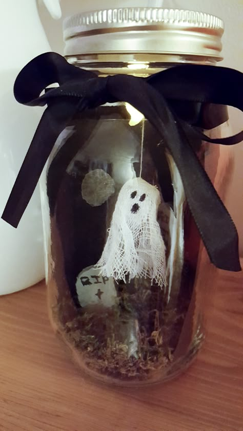 Diy Kid Halloween Crafts, Halloween Crafts To Do At Home, Halloween Crafts With Mason Jars, Hobby Lobby Halloween Crafts, Creepy Crafts To Sell, Ghost Lanterns Diy, Diy Halloween Jar Decorations, Fun Halloween Diy Crafts, Halloween Diys To Sell