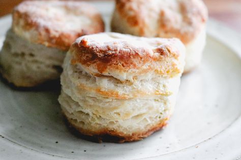 Easy Buttery Sourdough Discard Biscuits Recipe Sourdough Butter Biscuits, Sourdough Freezer Biscuits, Sourdough Biscuits Discard, Sourdough Discard Biscuits, Discard Biscuits, Bread Machine Recipes Sweet, Sourdough Biscuits, Easy Sourdough Bread Recipe, Pizza Bread Recipe