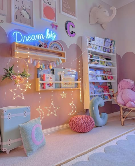 kids room design girls bedroom ideas Super Girly Bedroom, Colorful Pastel Bedroom, Vintage Pastel Room, Pastel Color Room Ideas, Preppy Girl Room, Pastel Kids Room, Pastel Girls Room, Kids Rooms Inspo, Colorful Room Decor