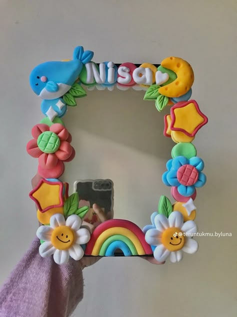 Super Clay Ideas Aesthetic Diy, Clay Art With Mirror, Clay Mirror Art Diy, Mirror Art With Clay, Clay Mirror Decor, Mirror And Clay Art, Super Clay Ideas Diy, Mirror Clay Art Ideas Aesthetic, Mirror Decorating Ideas With Clay