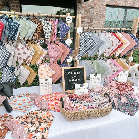 I don’t think I’ll ever get tired of taking pictures of my table all set up! 🤩  Here is a picture of my market display from this past weekend! I find it is so tough to display dog bandanas in a pretty, easy to shop way. But this setup takes the cake. I love how shoppers can see all the bandana patterns and shop by size!!  Bandana display ideas, booth display inspiration, booth display set up, vendor event display Vendor Booth Display Ideas Dog Bandanas, Weekend Market Booth, Display Crafts For Sale, Pet Bandana Display, How To Display Blankets At A Craft Fair, Craft Show Vendor Display Ideas, Embroidery Booth Display, Vendor Booth Layout, Lanyard Display Ideas